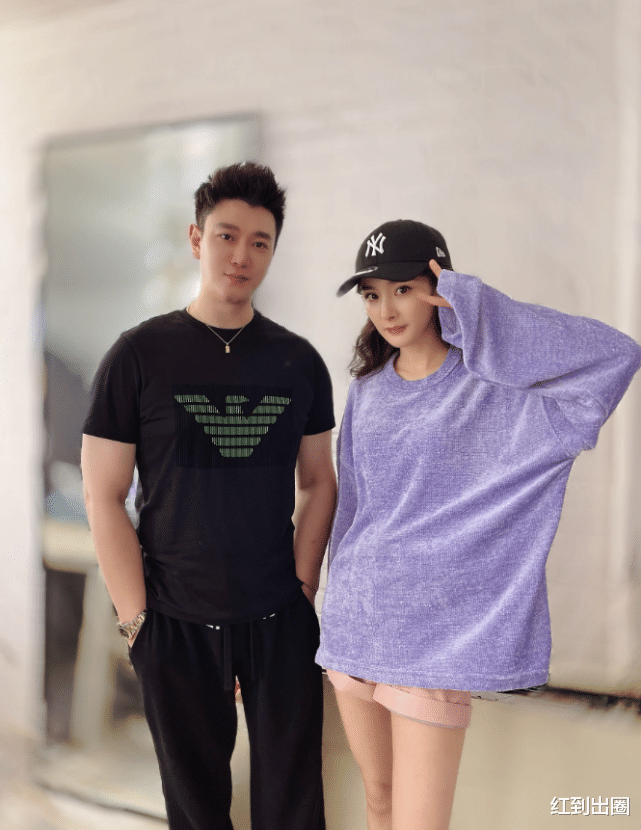 杨幂|杨幂和男友人多张合照曝光，美颜太过被吐槽P到变形，两人1个月内来往数次