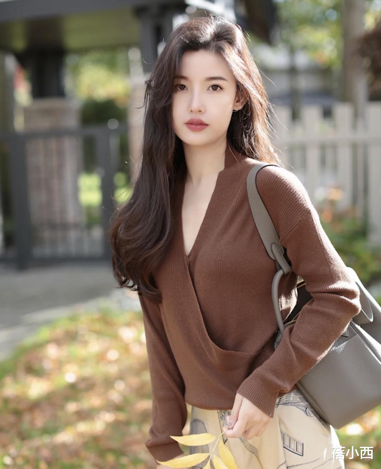 蓓小西 秋冬建议多穿“针织衫”,搭配牛仔裤时髦洋气,搭配半身裙真优雅