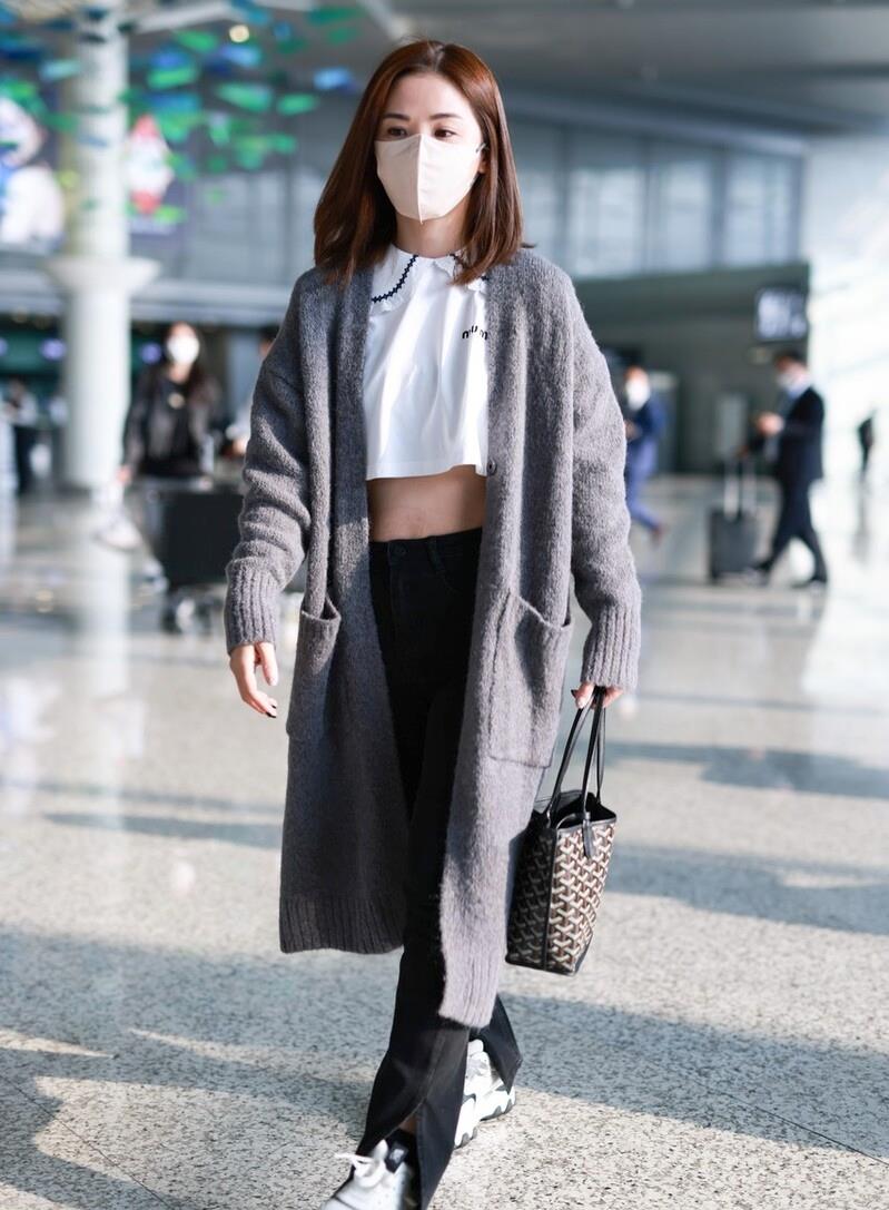 gai|阿Sa为秀身材太拼了，大冷天穿露脐装，看到马甲线被惊艳到