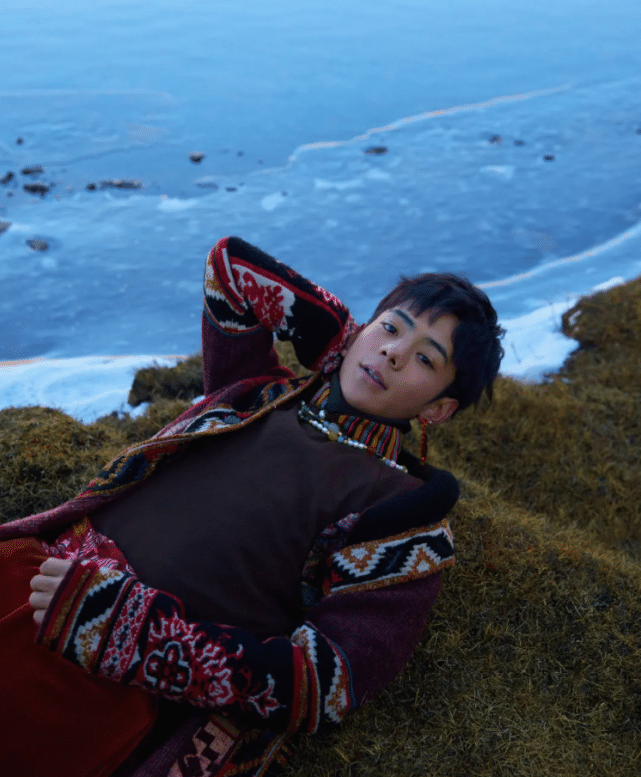 |丁真参加联合国活动路透曝光，西装笔挺，面带标志性笑容帅气可爱