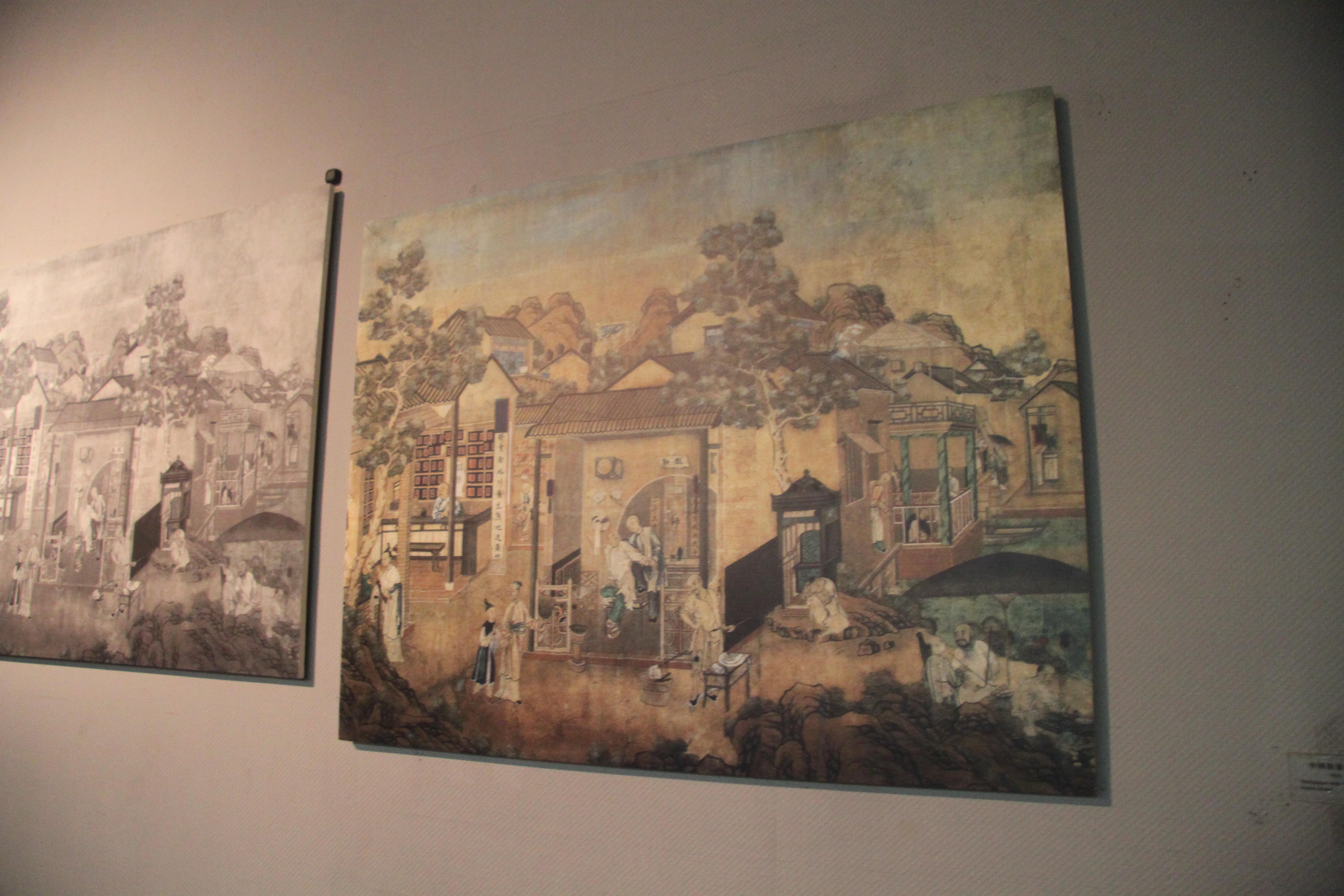 |广博展厅中，外销品品类涵盖画卷、金银器、钟表、瓷器和扇子等