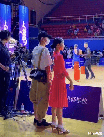 Nina昵娜|文章为女儿比赛打call，穿背带裤裤脚高低不雅观，全程拍手太激动