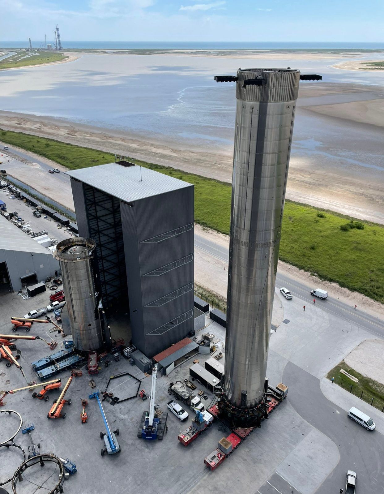 SpaceX SpaceX将超重型助推器运往发射台，进行星际飞船轨道飞行前的准备