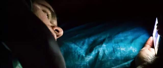 青光眼|关灯玩手机,你的眼睛还能用多久?