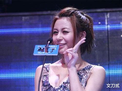 魏晨|55岁黄菡，倒追老公恩爱30年，女儿长相甜美清秀可人