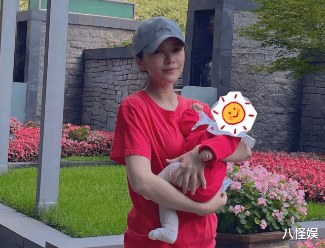 王灿|王灿晒杜淳视角遛娃照，穿母女装好有爱，秀细直美腿辣妈范十足