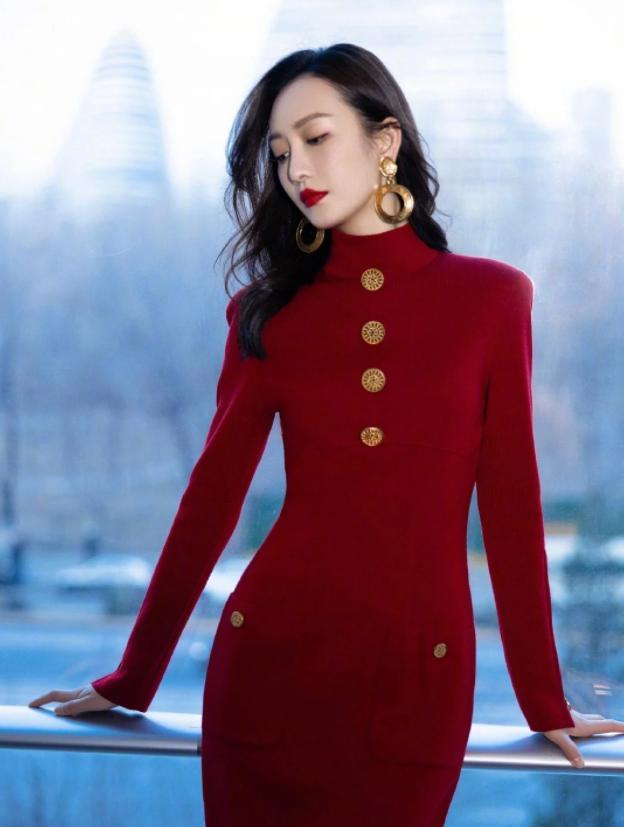 美颜|王鸥身材太绝！穿红丝绒裙配毒汁靴，真是39岁的“阿姨”吗？