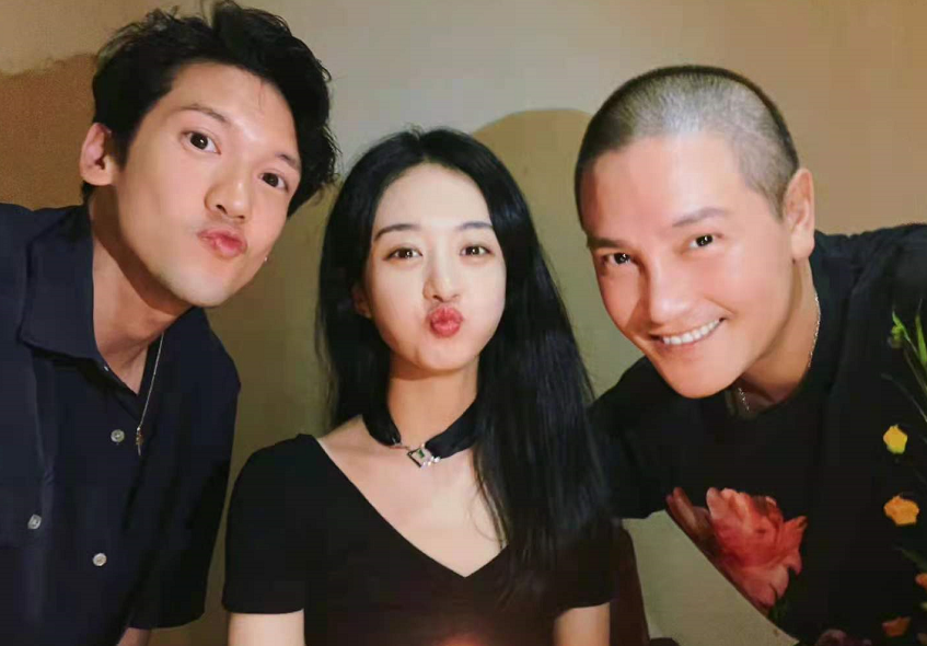 赵丽颖|赵丽颖离婚后更少女了！两帅哥陪过生日，她穿黑T学金鱼嘟嘴超萌