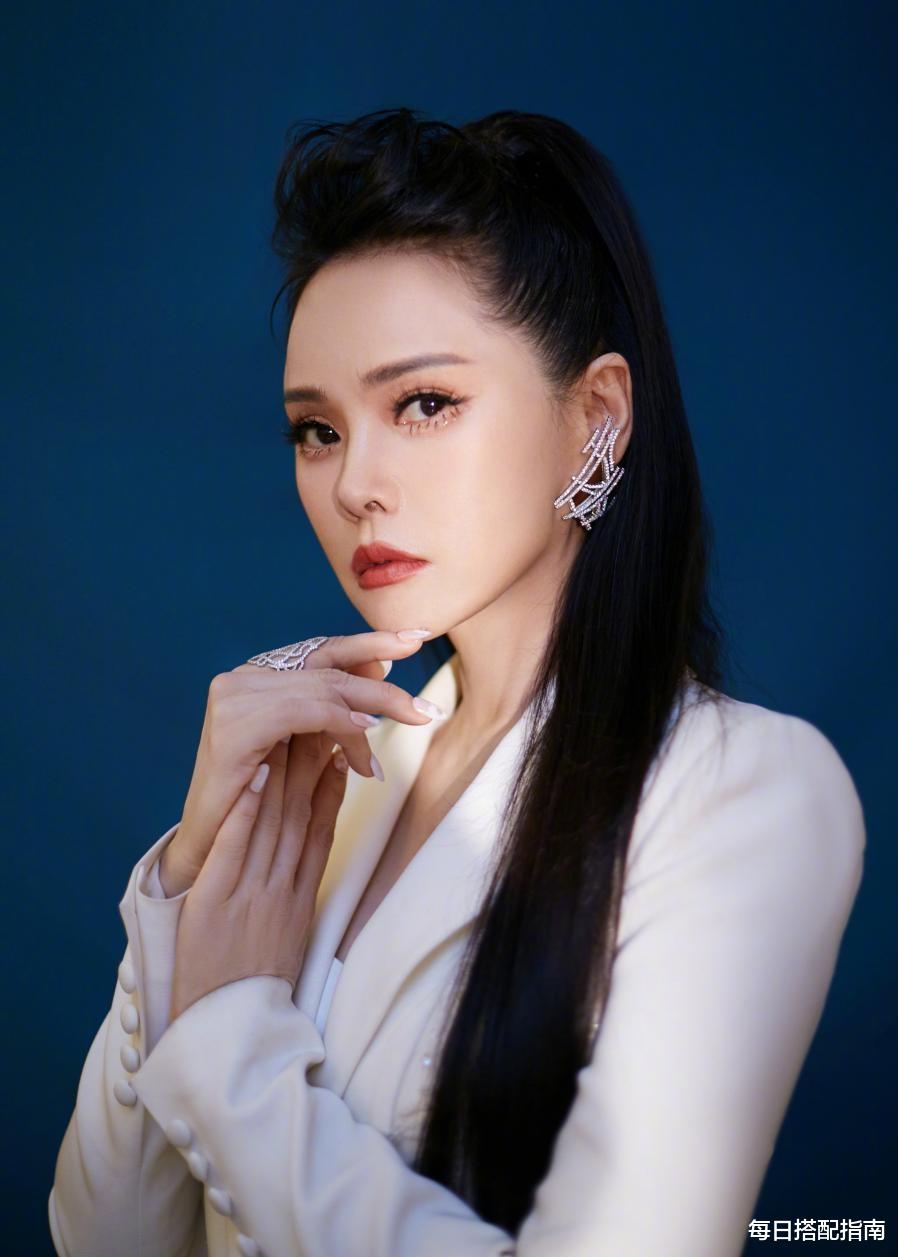 眼镜 谁说50岁就只有“大妈感”？看看伊能静的造型，得体优雅还很减龄