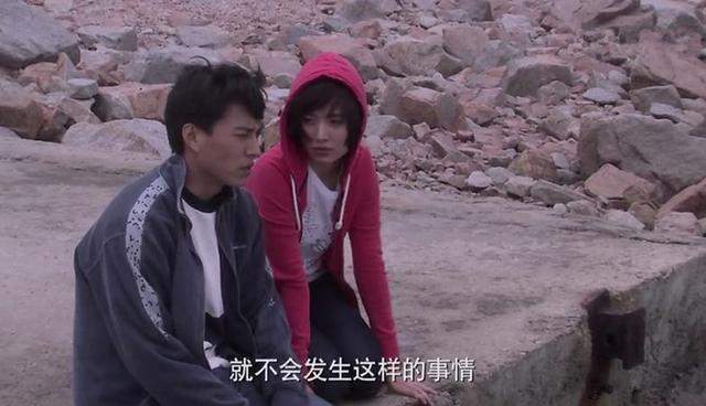 李佳|李佳晒母子仨人温馨合照，6岁靳小爷忙赶作业，4岁二爷开心逗天鹅