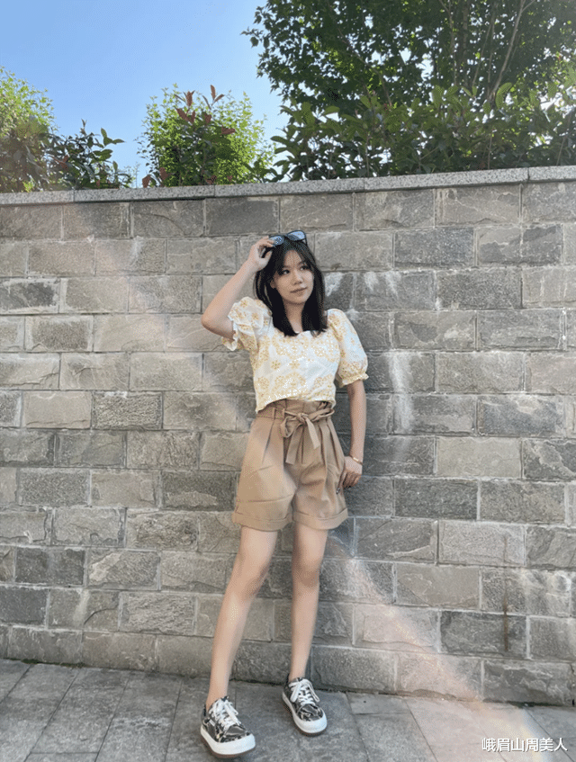 峨眉山周美人|夏天别再穿打底裤，太土！这3种“宽松款裤子”更受欢迎，很实用