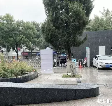 新世相|《 北 京 哭 泣 指 南 》