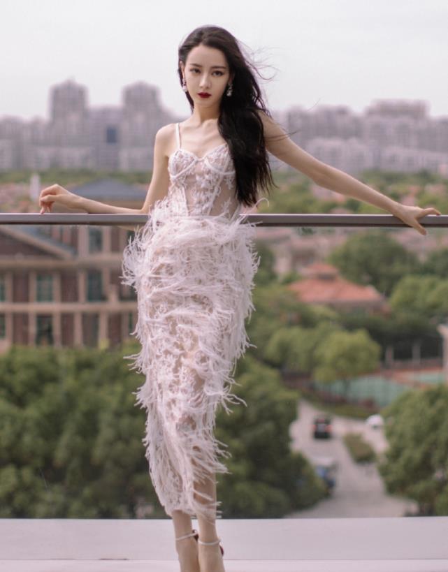 迪丽热巴|“内娱第一美”果然是热巴!当她穿起半透羽毛裙后,直男都沸腾了