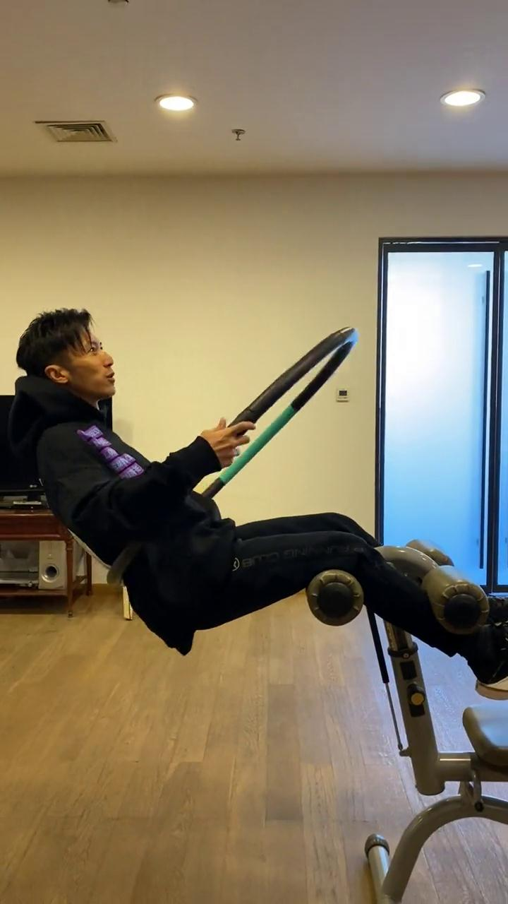 谢霆锋|谢霆锋挑战悬空转呼啦圈，还一脸淡定刷手机，网友：菲和芝的快乐