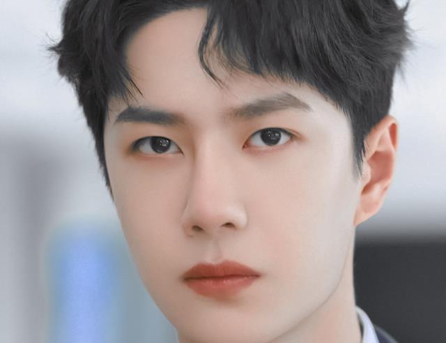 王一博|王一博成名后飘了?曝其机场脸色难看径直上车,留粉丝原地愣住