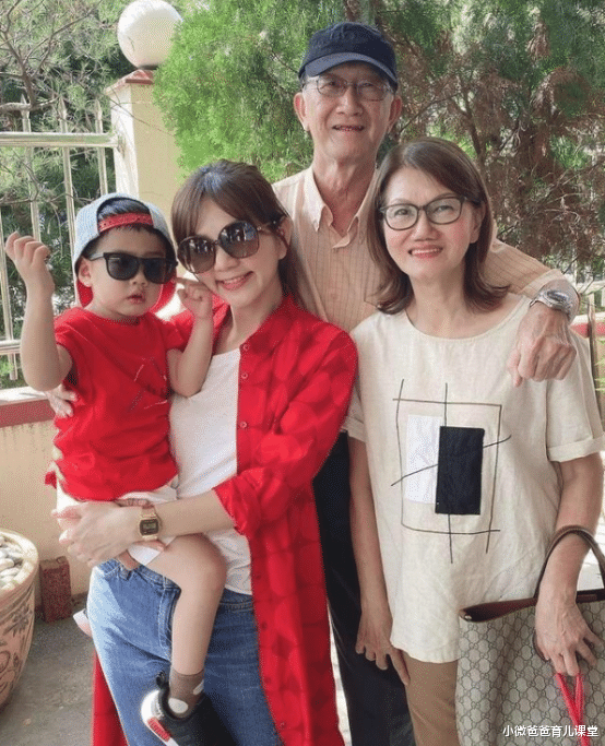 张柏芝|Ella带儿子回农村婆家过年，穿着喜庆接地气，条件简陋打地铺