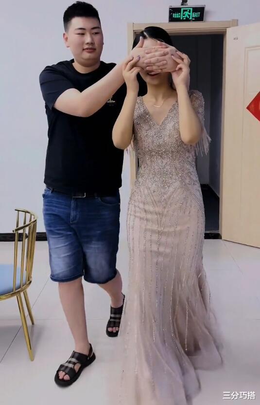 三分巧搭 “大衣哥”媳妇衣品不错，开衫配牛仔裤真接地气，看着干净又清爽