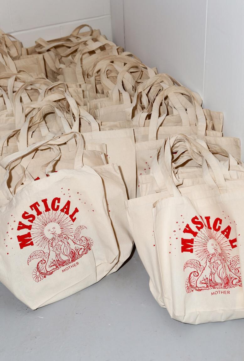 刘美华时尚|超平价的帆布包也可以这么美，吃土党一定不能错过，简约又百搭