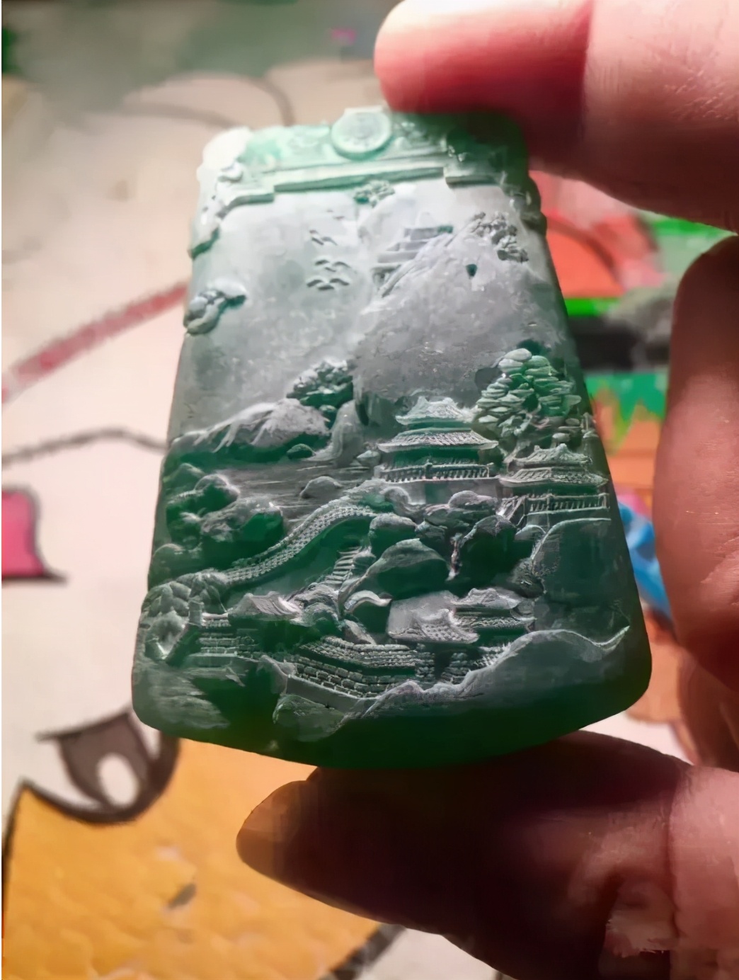 翡翠|1.3万捡漏的翡翠小色料，雕出一块山水牌，结果差点吓懵雕刻师