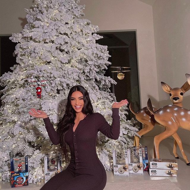 金·卡戴珊|金卡戴珊母女俩高调营业！3岁的代孕女儿继承黑人基因，卷发好可爱