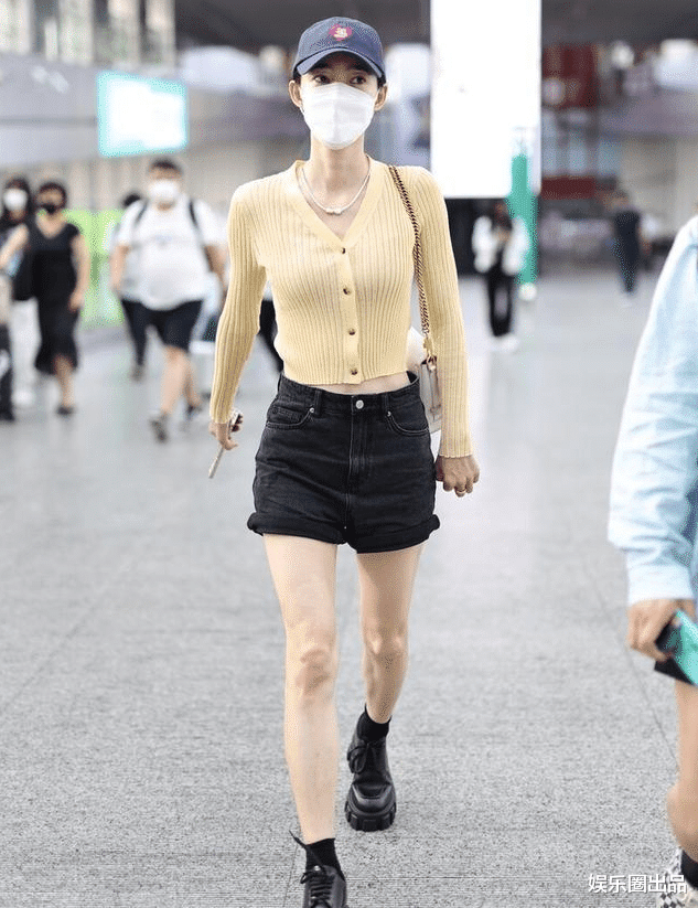 36歲的王麗坤現身機場，穿開奶衫紮馬尾辮，狀態不像80後-圖2