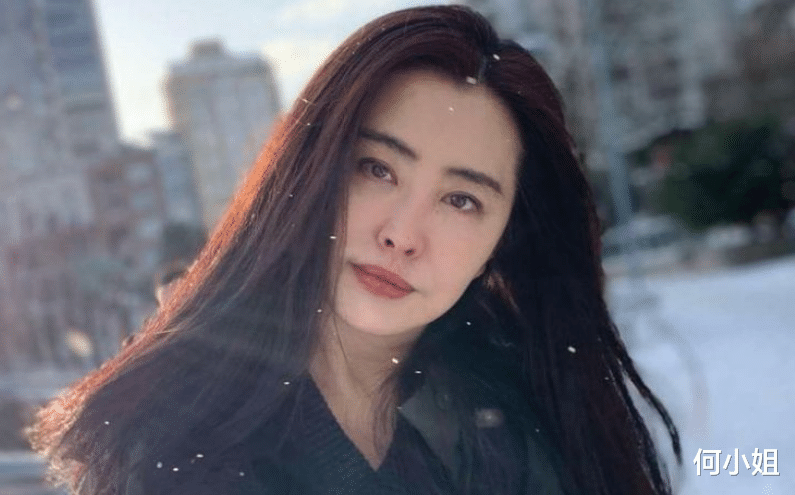 王祖贤|王祖贤年轻的时候，古装实在是太美了，至今都是我的女神