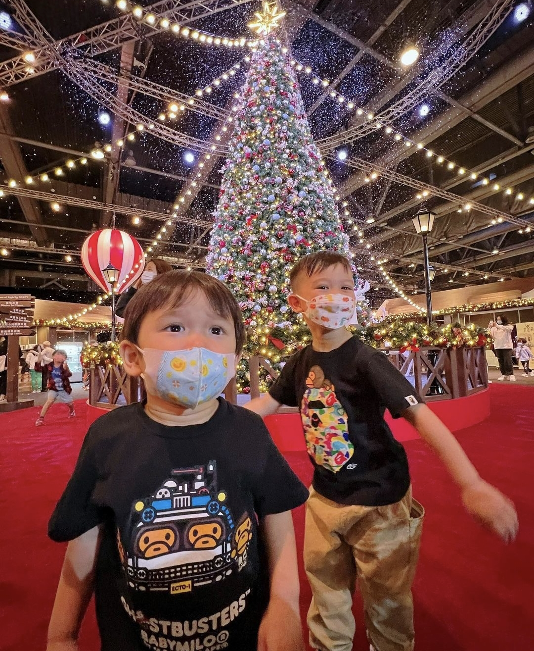 胡杏儿|胡杏儿老公一人带俩娃，打卡博览馆，将儿子们扛在肩头爸爸力max