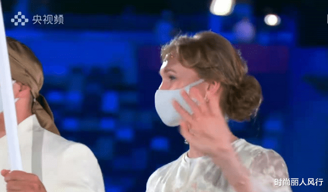 时尚丽人风行|开幕式女旗手“仙女脸”彻底火了！穿纱裙入场，摘下口罩颜值惨跌