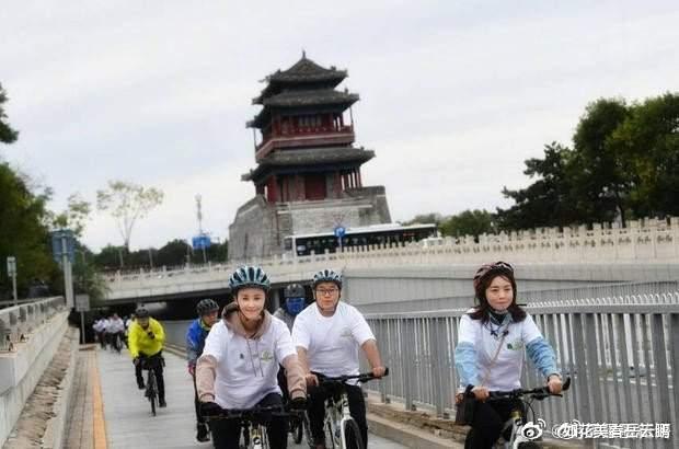鸡蛋 路人偶遇张歆艺和袁弘一起骑自行车，生图太惊艳，二姐减肥好成功