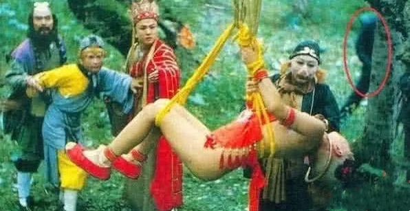 穿帮镜头|影视剧穿帮镜头汇总，导演你是认真的吗？说情话电话都拿反了！