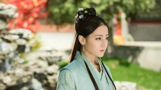 迪丽热巴|“顶流水后”迪丽热巴：靠杨幂力捧跻身顶流，今狂接代言吸金37亿