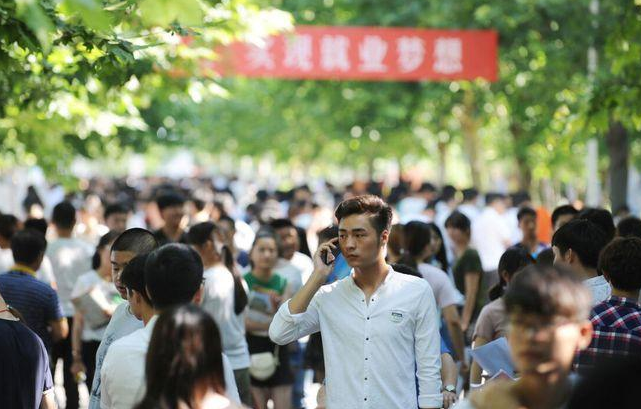 |央企中储粮公司扩大招聘，35岁以下均可报名，六险二金免费食宿