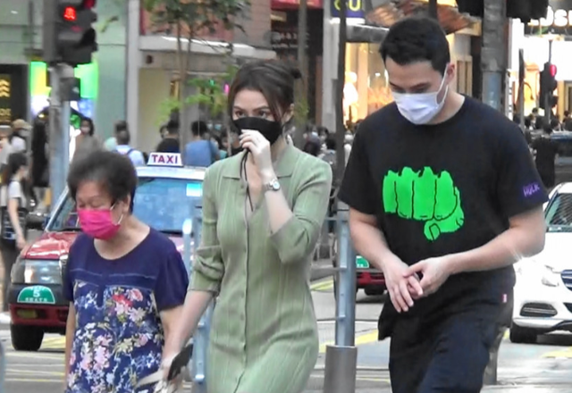 何超莲|何猷启扮熊猫制造七夕惊喜，何超莲感动落泪：第一次收到弟弟的花