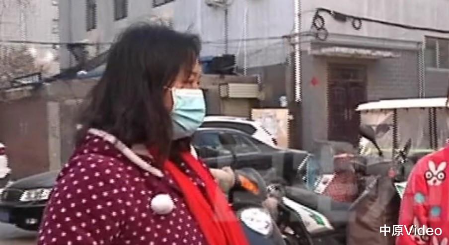 中原Video 女子澡堂搓背刚坐下，不料床太滑骨头被摔断索赔3000元，技师：她自己要上来