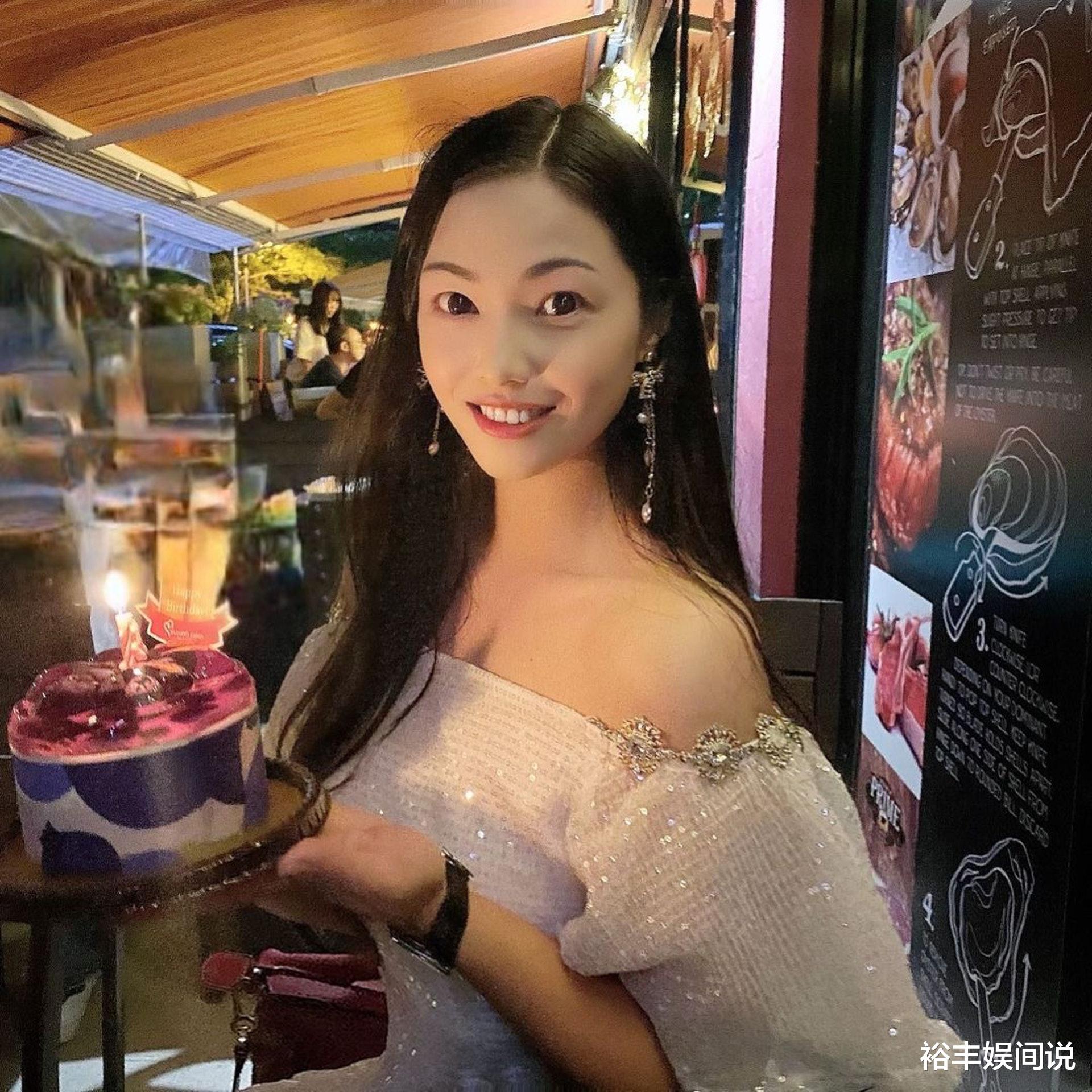 李龙基|77岁白韵琴为小15岁老公庆功，李龙基携娇妻现身，对方小其近40岁