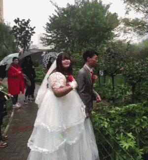 别墅 “老家的别墅房终于要完工了，可总觉的哪里不对...”哈哈哈阳台好奇怪啊