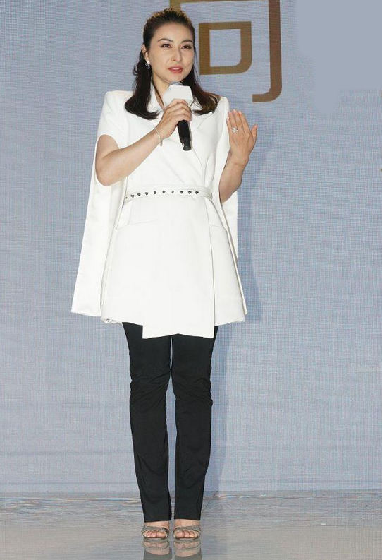 八只爪的猫|郭晶晶重返奥运会当裁判,机场穿小黑裤启程赴日,真不像豪门阔太