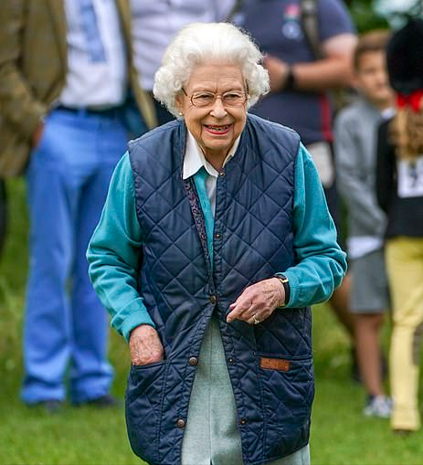 全球时尚风行|英女王不受哈里影响开心亮相！叠穿马甲像普通老太，自驾路虎好猛