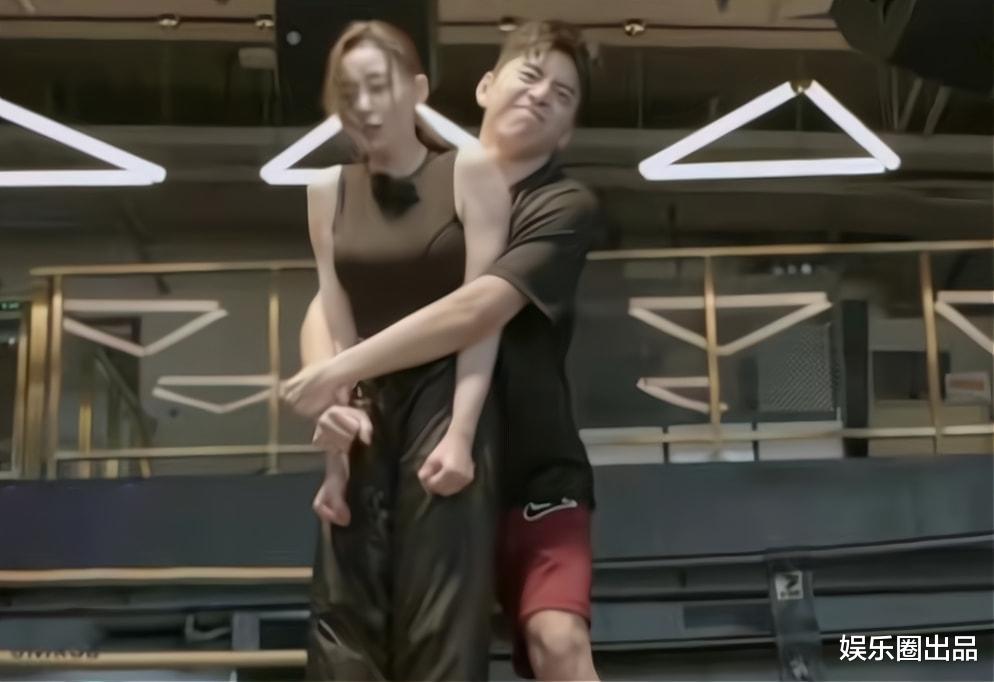 张天爱|张天爱的功夫真好，1分钟制服男嘉宾，网友：“可以发展动作片”