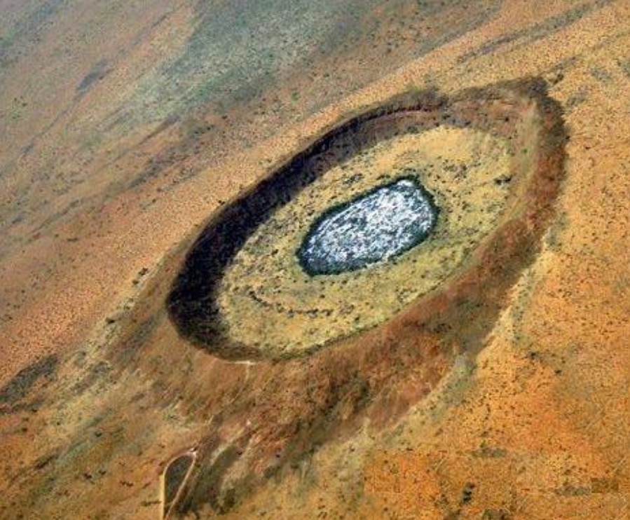 陨石坑 每年那么多陨石落向地球,陨石坑里为何没陨石?被谁“拿走了”?