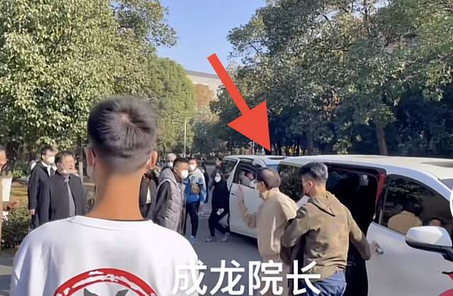 成龙|67岁成龙现身武汉高校上课，获百人迎接排场大，亲切打招呼无架子