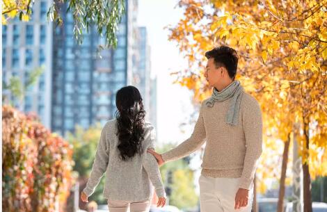 男子四年前给了陌生女孩4万,四年后女孩找上门来,还要嫁给他
