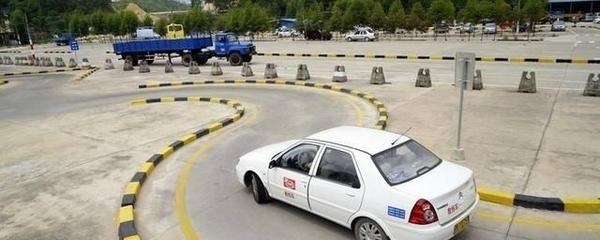 携北爱聊 小伙因为长得磕碜,考科目三被全员恶意踩刹车,下车后打伤安全员