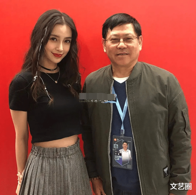 迪丽热巴|26位当红女星未修图曝光，与同一位工作人员合影，热巴惊艳赵丽颖温柔