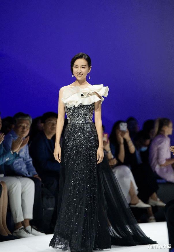 穿衣搭配|董洁短发造型翻车了，穿会反光的亮片连衣裙，一点没有清纯少女感