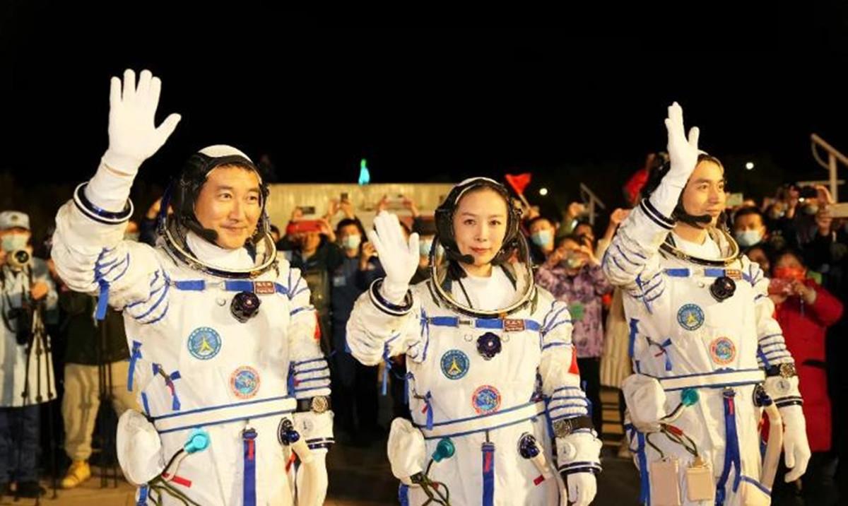 美媒:人都挤着睡,国际空间站像垃圾堆!中国空间站像苹果专卖店