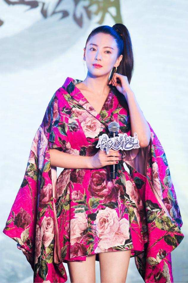 潮帮先生|张雨绮仗着颜值高就任性，这么花哨的“床单裙”也敢穿，仍惊艳了