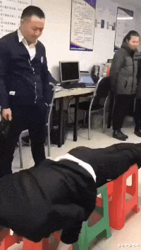 朱小燕聊情感|网恋女友发来夜跑自拍照说是纯素颜，我却被后面的焦点吸引了，真尴尬！哈哈哈