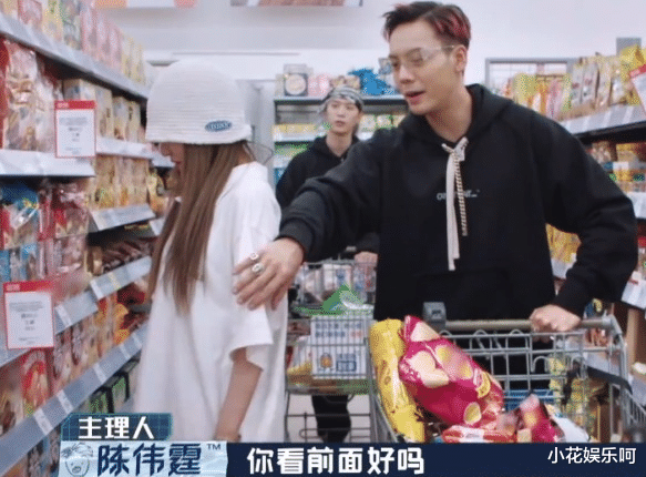 陈伟霆|不换睡衣便去拥抱陈伟霆，而他也大方回搂，网友：坐等两个人官宣