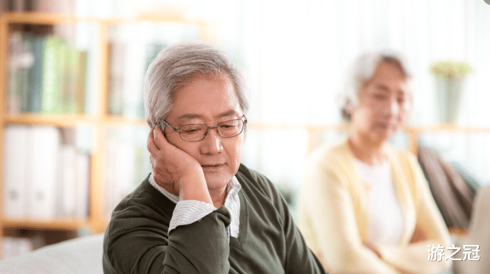 游之冠 64岁老人：每月退休金7千补贴儿子一家，去亲家过年我愣了